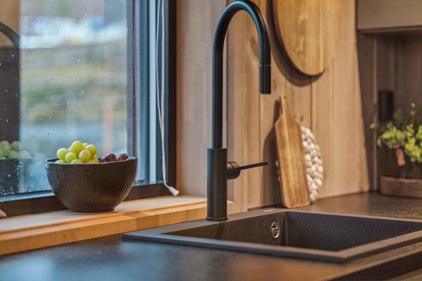 Lekre, svarte detaljar finn du gjennom heile hytta. Galleribilde