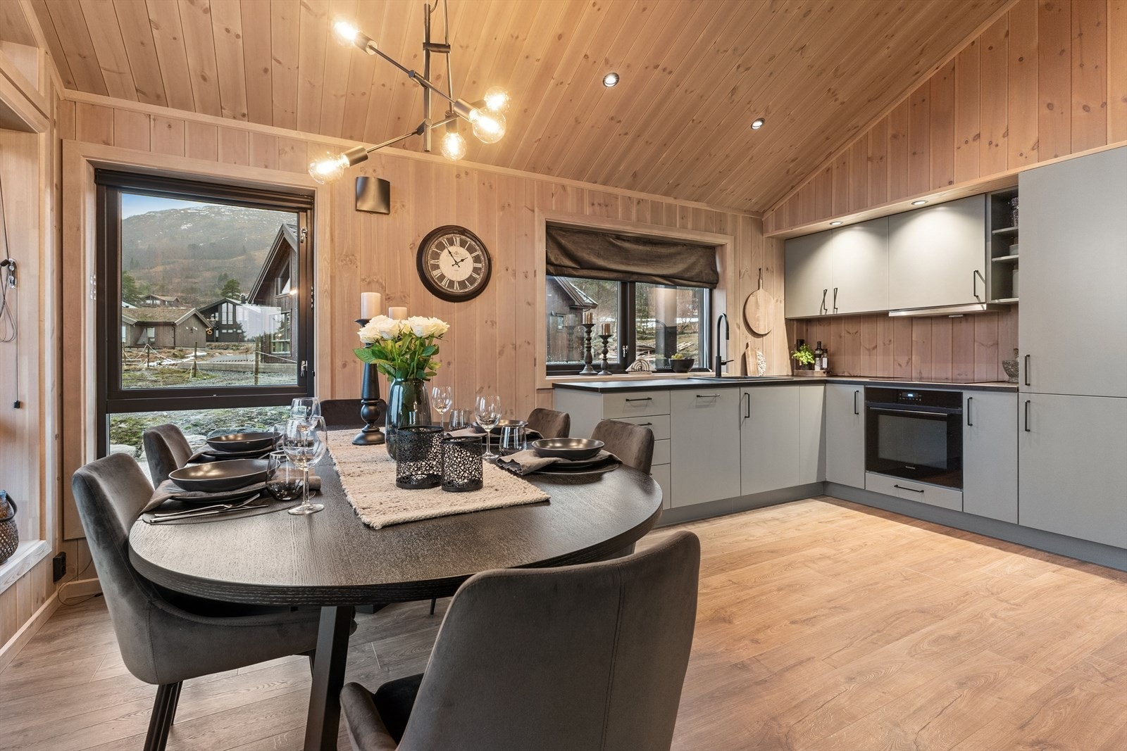 Kjøkken i åpen løysing mot stova gjev deg eit supert samlingsrom for familie og venner! Galleribilde