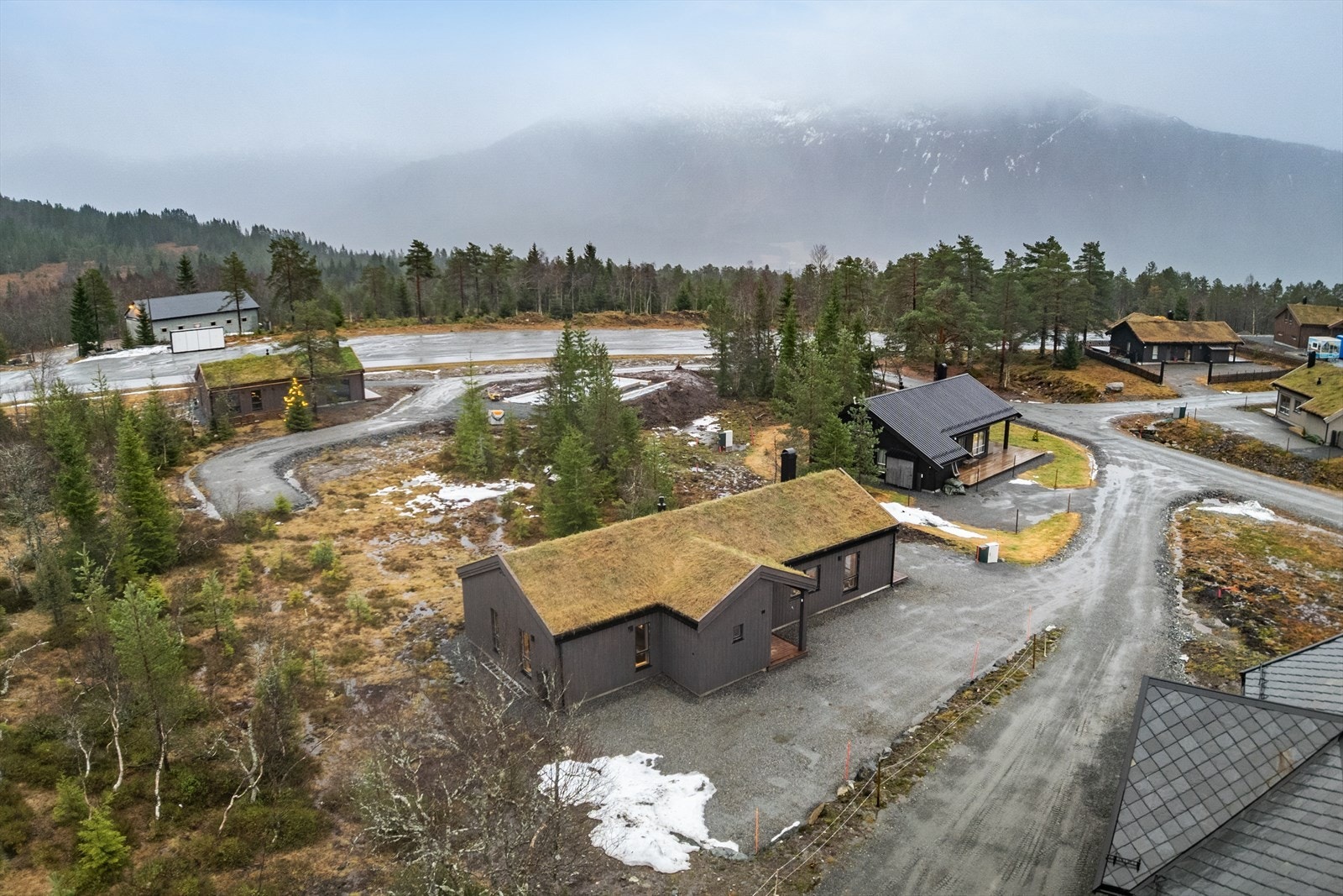 Det ligg fleire tomter rundt hytta, og du må rekne med å få naboar. Galleribilde