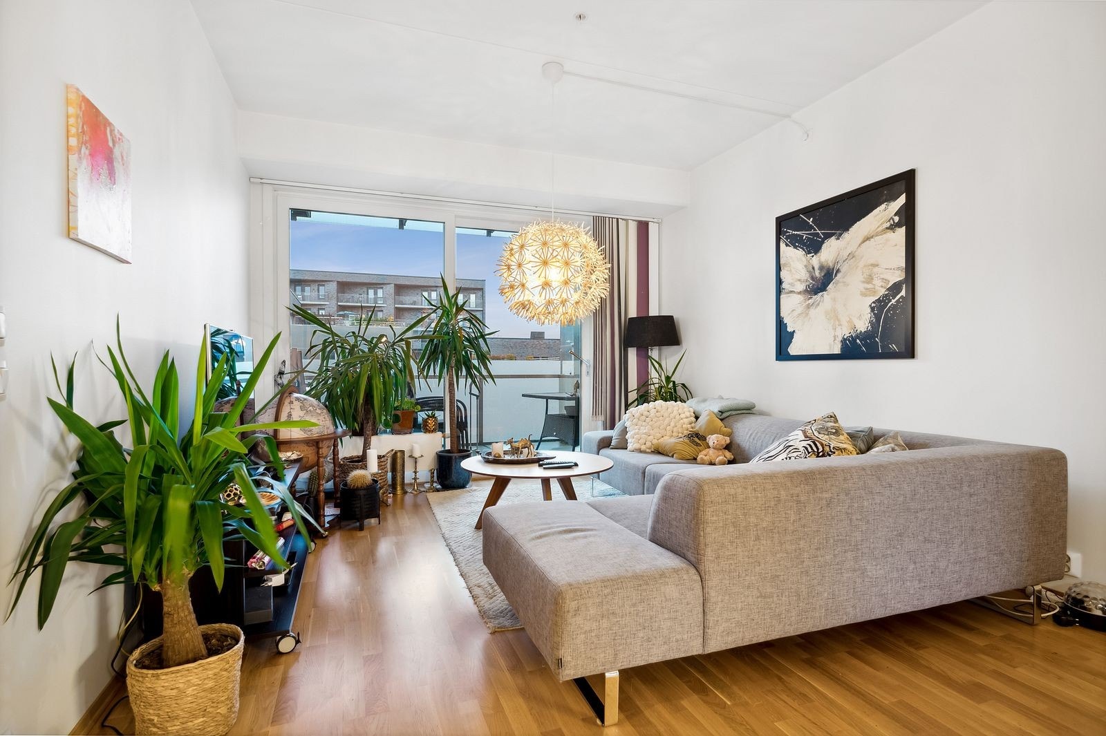 Innbydende stue med utgang til balkong Galleribilde