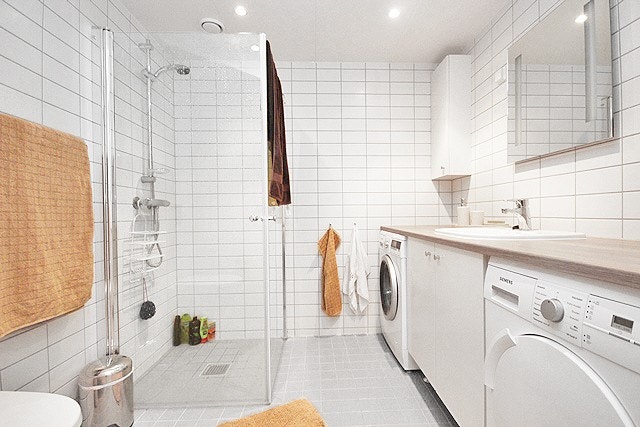 Pent flislagt bad med varmekabler. Vaskemaskin og tørketrommel medfølger Galleribilde