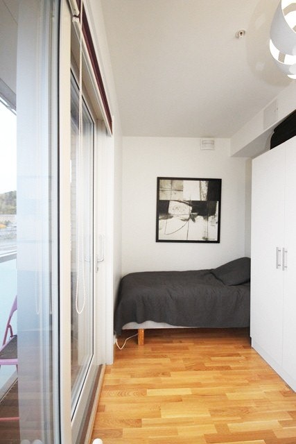 Soverom 2 - garderobeskap medfølger. Utgang til balkong Galleribilde