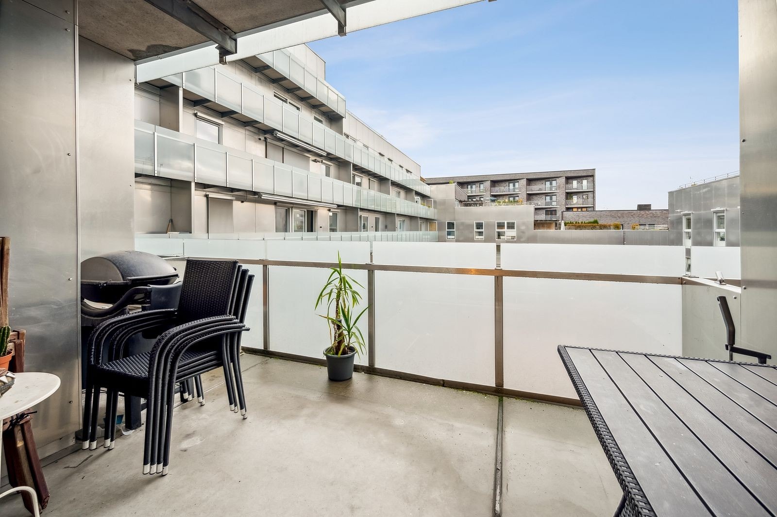 Romslig balkong med god plass til utemøblement og grill Galleribilde