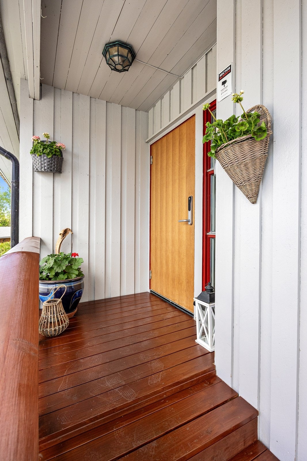 Overbygd inngangsparti med plass til dekor og sittebenk gir en lun velkomst. Galleribilde