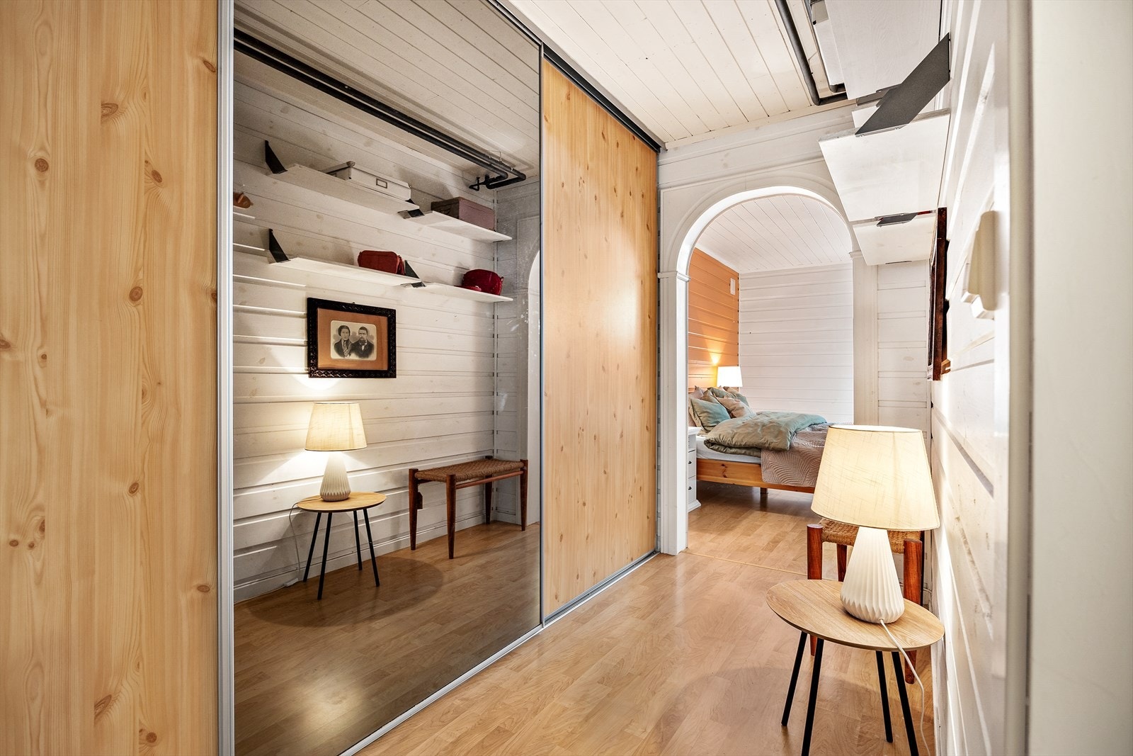 Entre i kjeller med speilskap og god lagringsplass, ideell for sesongutstyr. Galleribilde