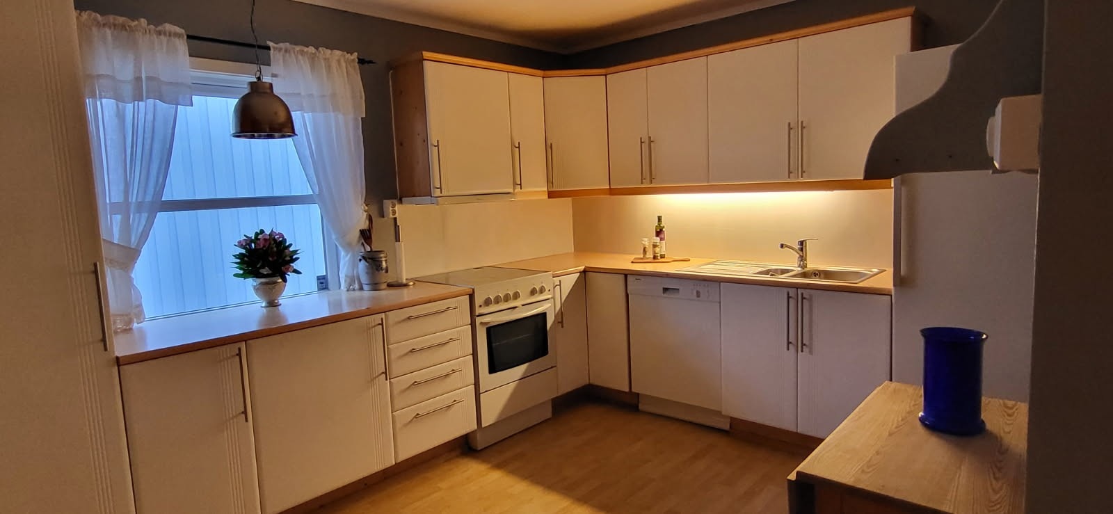 Funksjonelt kjøkken med mekanisk avtrekk og plass til frittstående hvitevarer etter eget ønske. Galleribilde