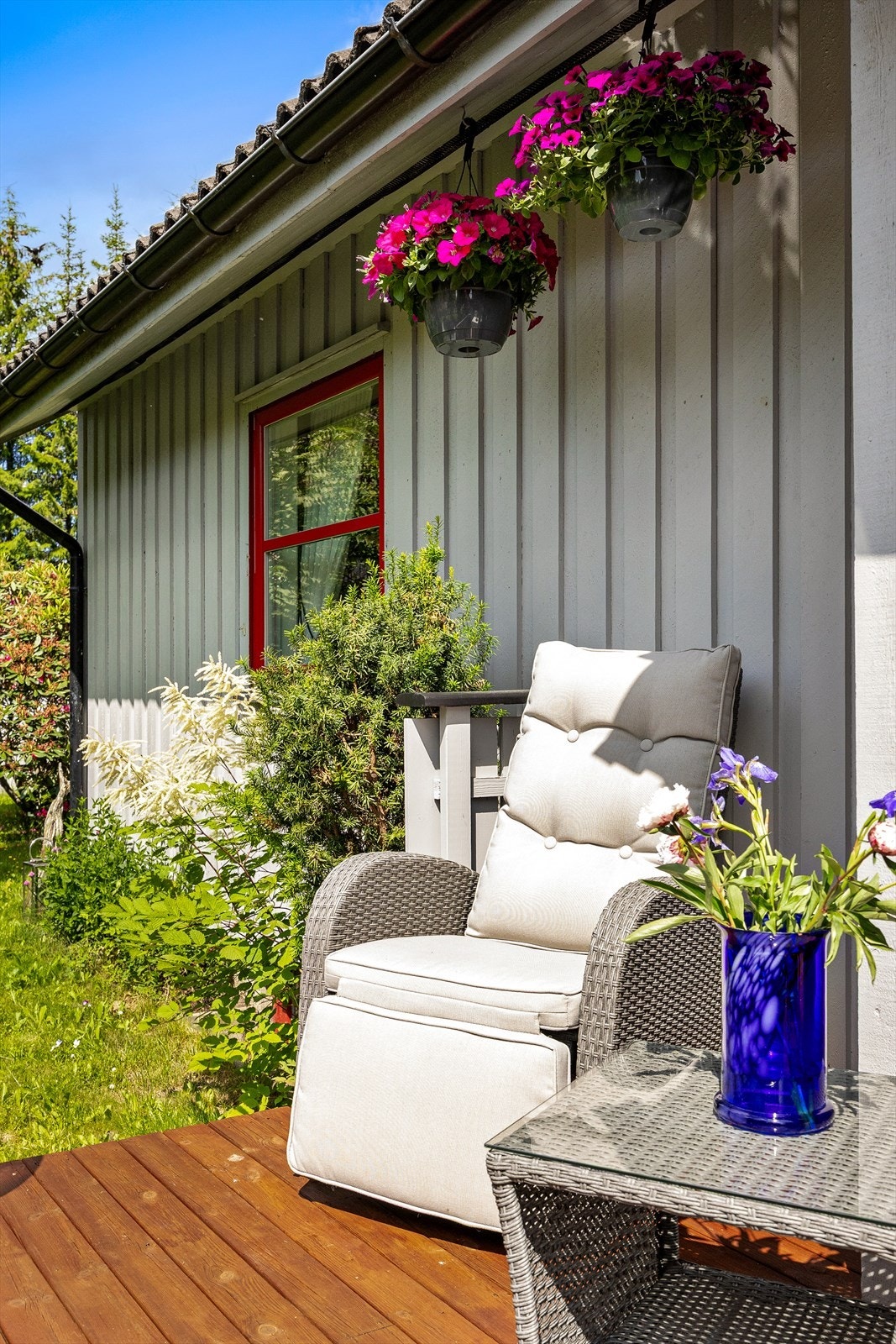 Innbydende hjørne på terrassen hvor du kan nyte morgenkaffen omgitt av frodig beplantning. Galleribilde