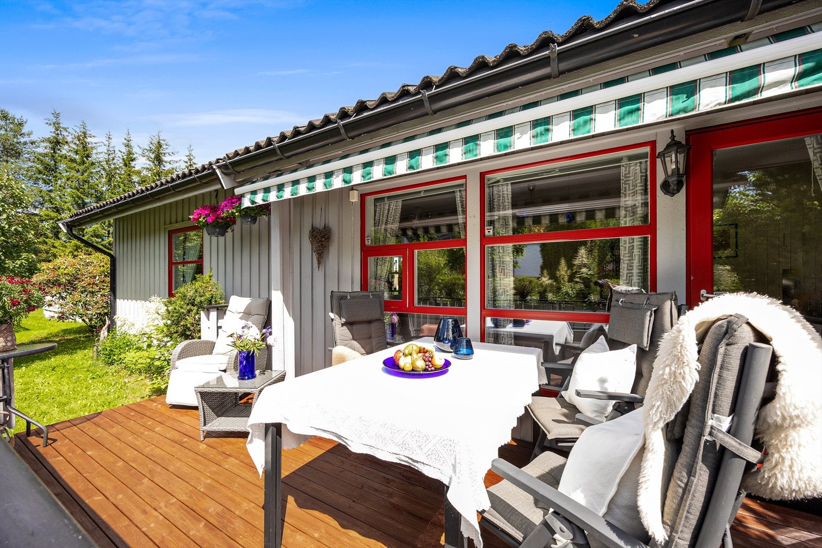 Sørvestvendt terrasse på 14m², nylig behandlet og perfekt for avslappende stunder utendørs. Galleribilde