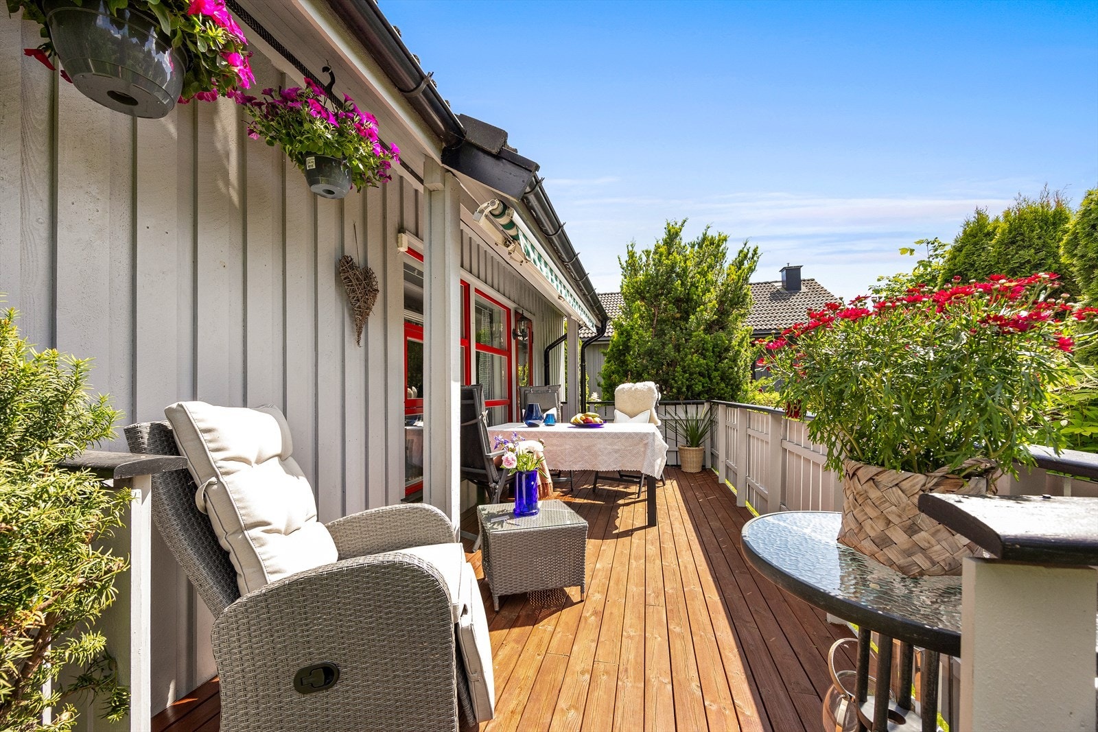 Terrassen er nylig behandlet og gir perfekte rammer for avslapning i grønne omgivelser. Galleribilde