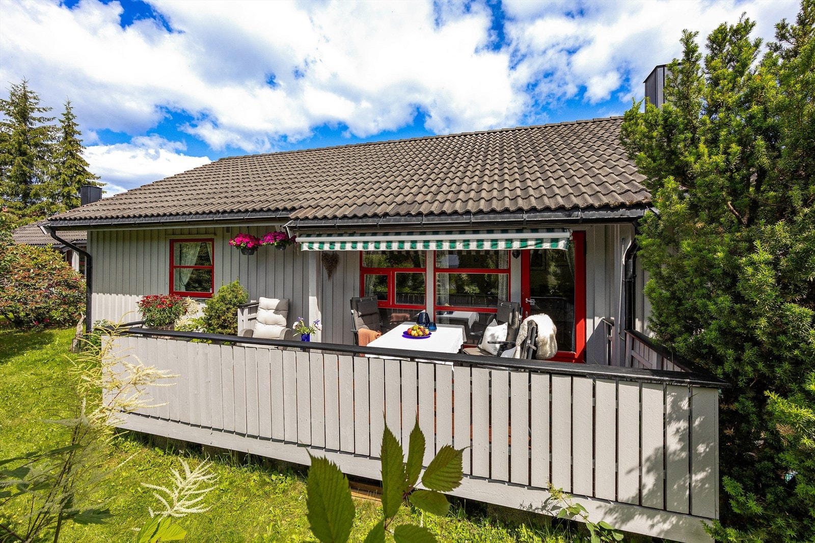 Terrassen gir gode muligheter for sosiale sammenkomster med skjermet beliggenhet og plass til utemøbler. Galleribilde