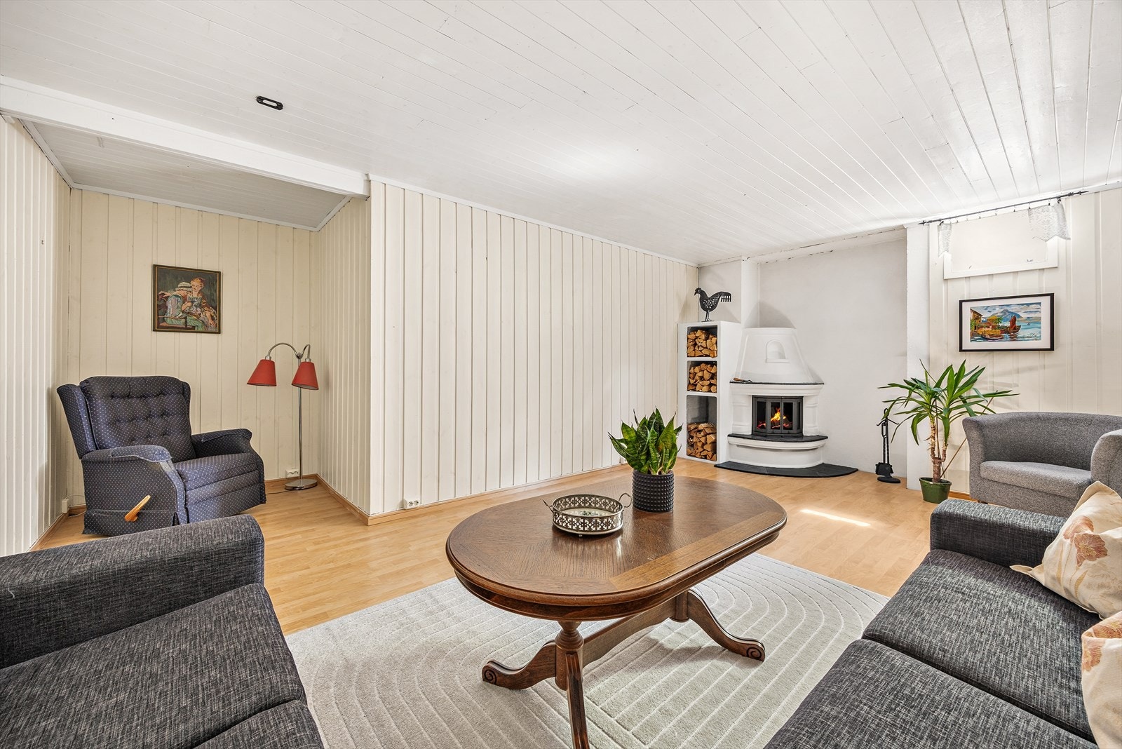 Kjellerstue med god takhøyde og fleksibel sone for lek, hobby eller hjemmekontor. Galleribilde