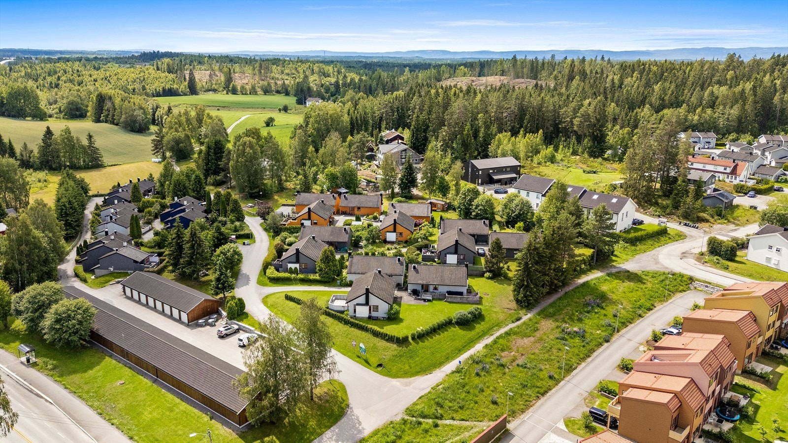 Nabolaget kombinerer rolig atmosfære med nærhet til natur, butikker og fritidstilbud på Råholt. Galleribilde