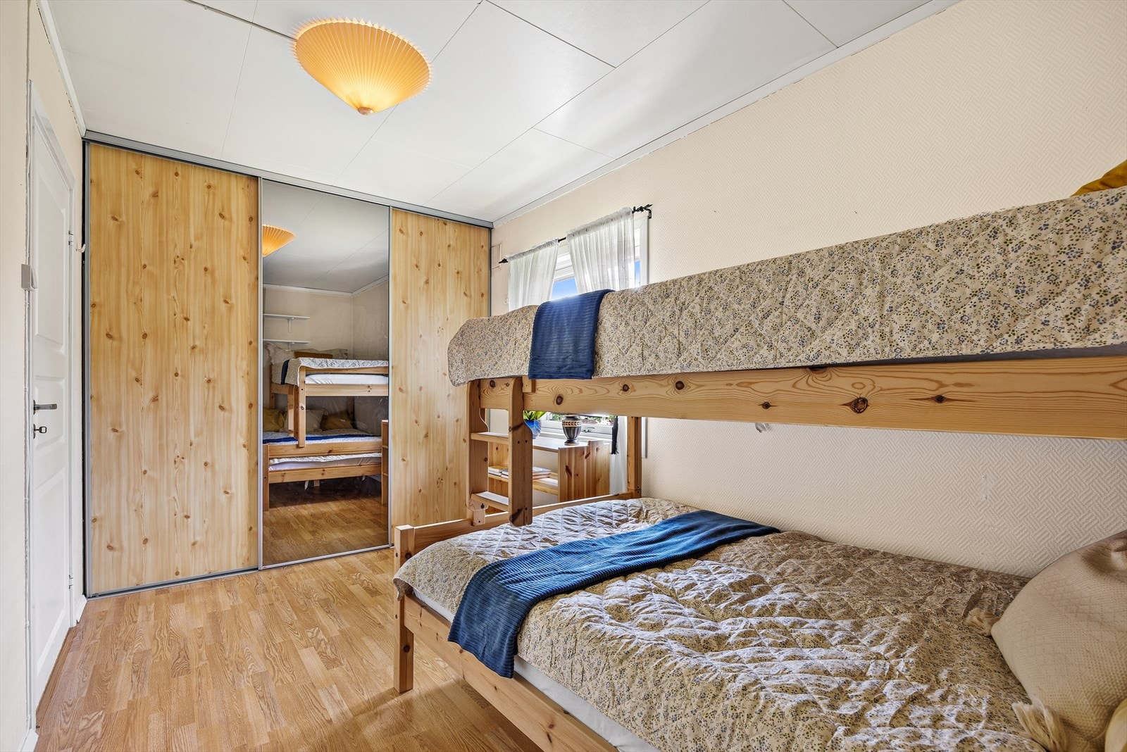 Praktisk skyvedørsgarderobe med speilflater gir ekstra lagringsplass på soverommet. Galleribilde