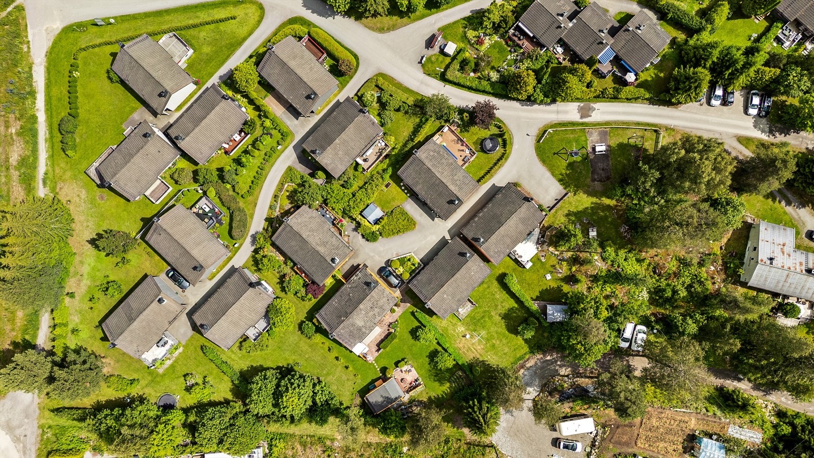 Familievennlig boligområde med grønne omgivelser og lekeplasser rett utenfor døren. Galleribilde