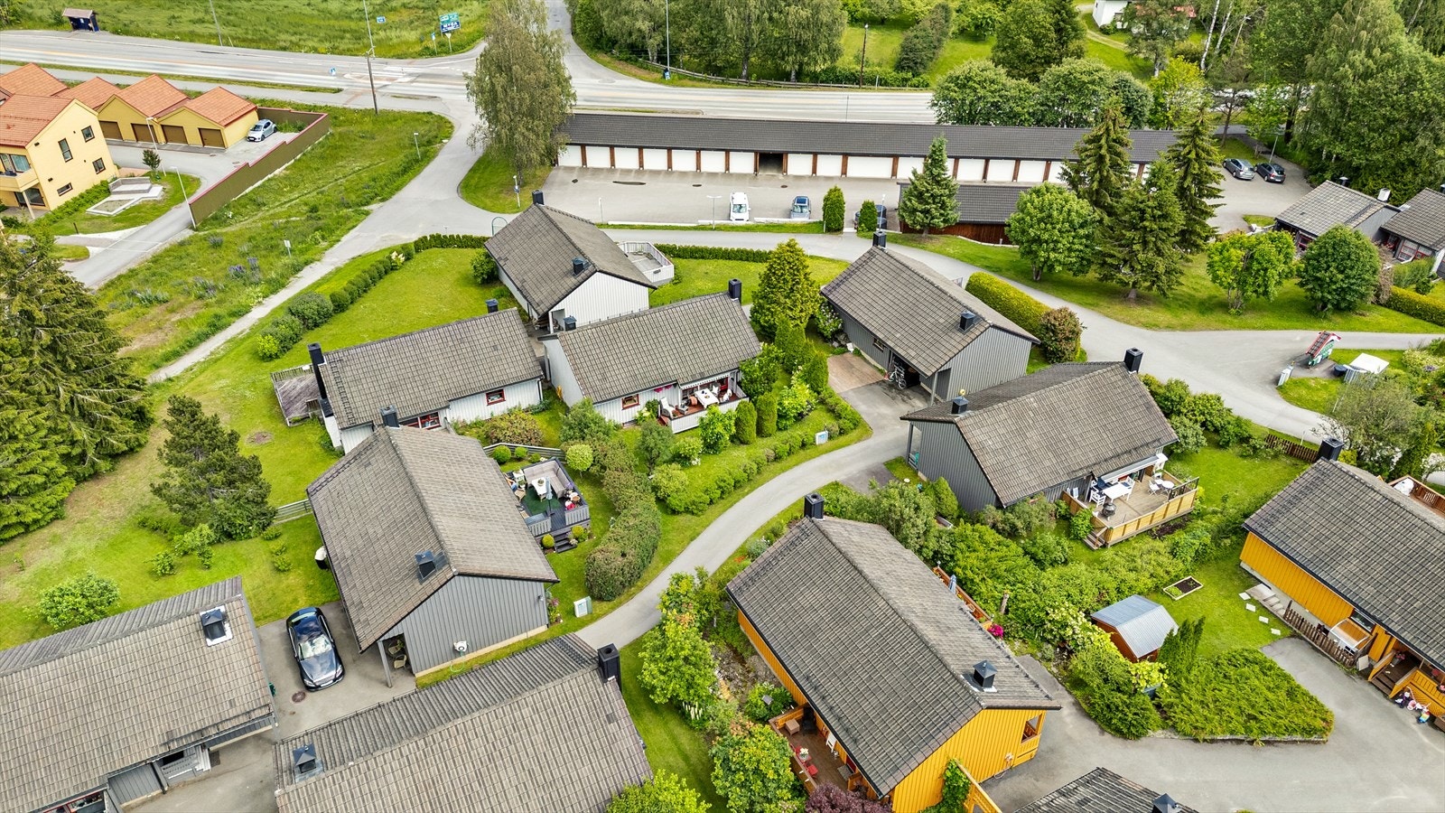 Boligene er omkranset av velholdte hager, grønne arealer og hyggelige gangveier. Galleribilde