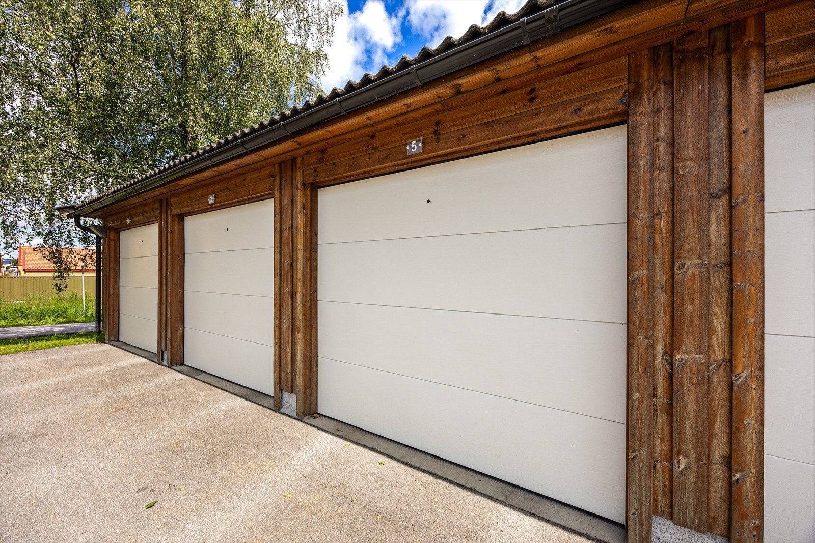 Egen garasje på ca. 20m² gir trygg og praktisk parkering samt ekstra lagringsplass. Galleribilde