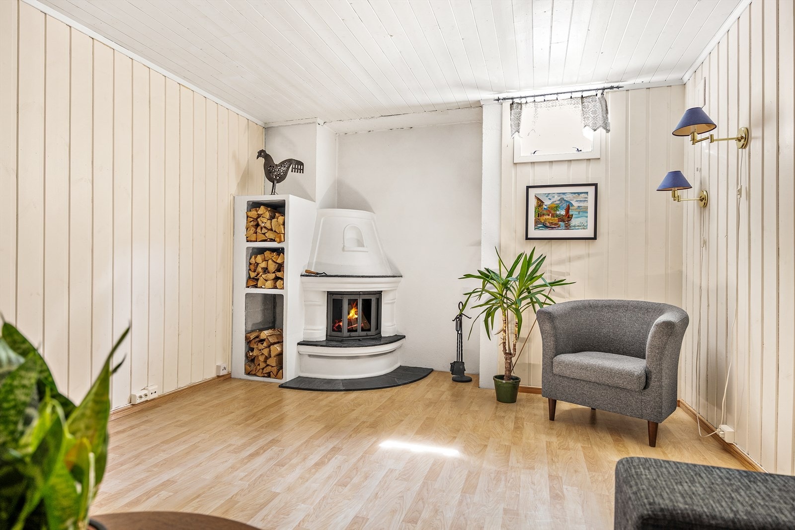 Peis i kjellerstuen skaper en lun atmosfære for rolige kvelder eller samvær. Galleribilde