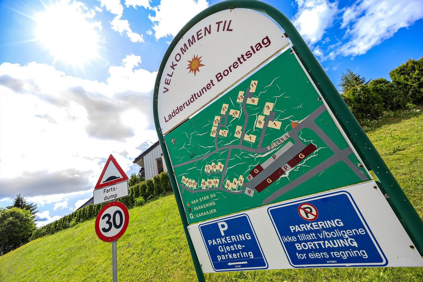 Ladderudtunet Borettslag byr på godt naboskap, rolige gater og praktiske parkeringsmuligheter. Galleribilde