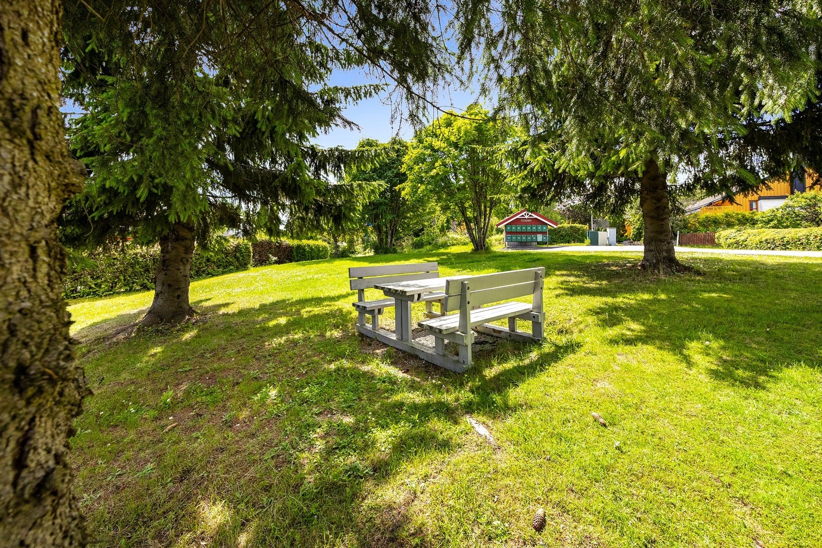 Felles grøntområde gir rom for uformelle møter, lek og rekreasjon i rolige omgivelser. Galleribilde