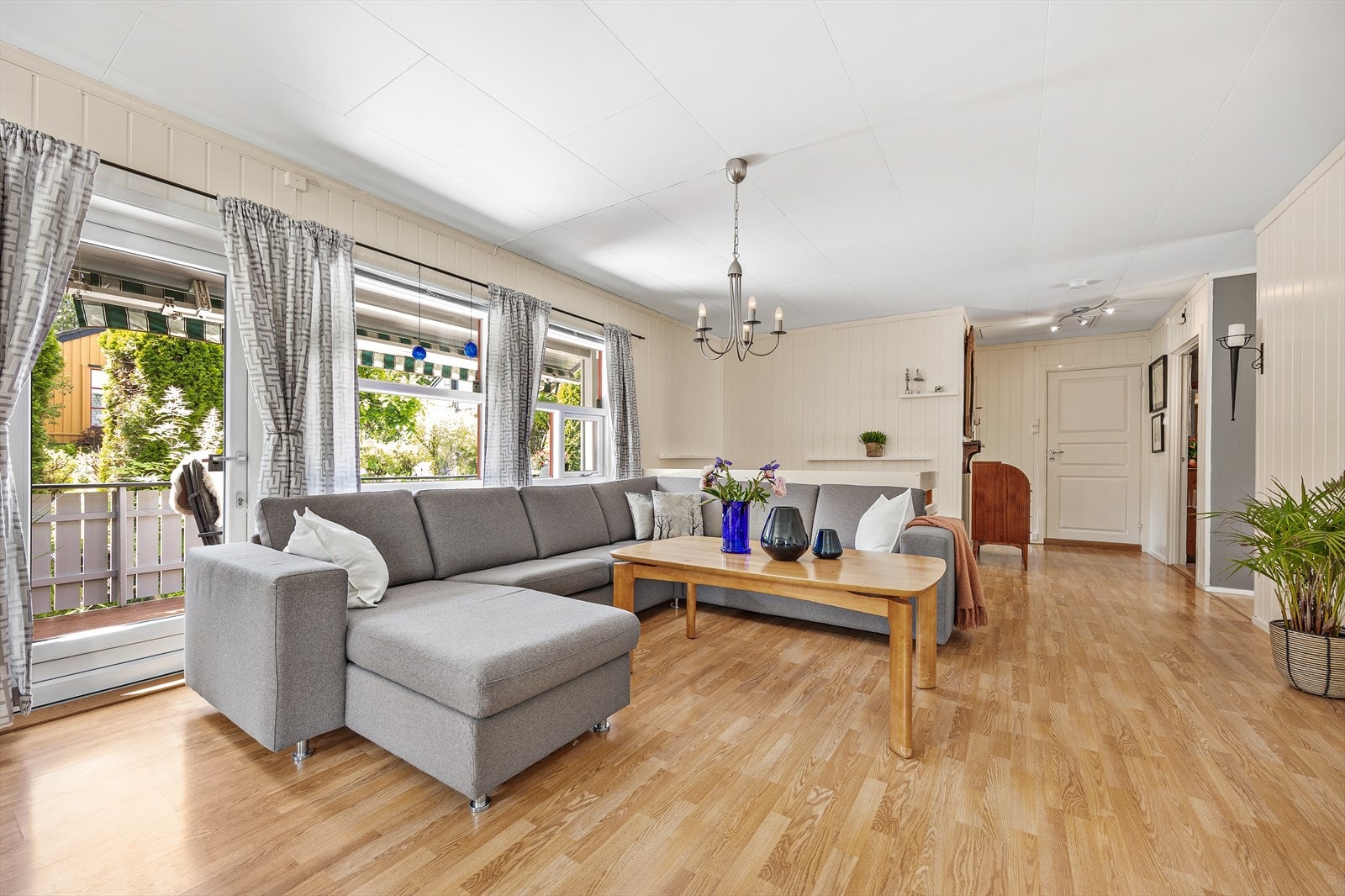 Stuen har direkte utgang til terrasse - perfekt for å utvide oppholdsrommet på varme dager. Galleribilde