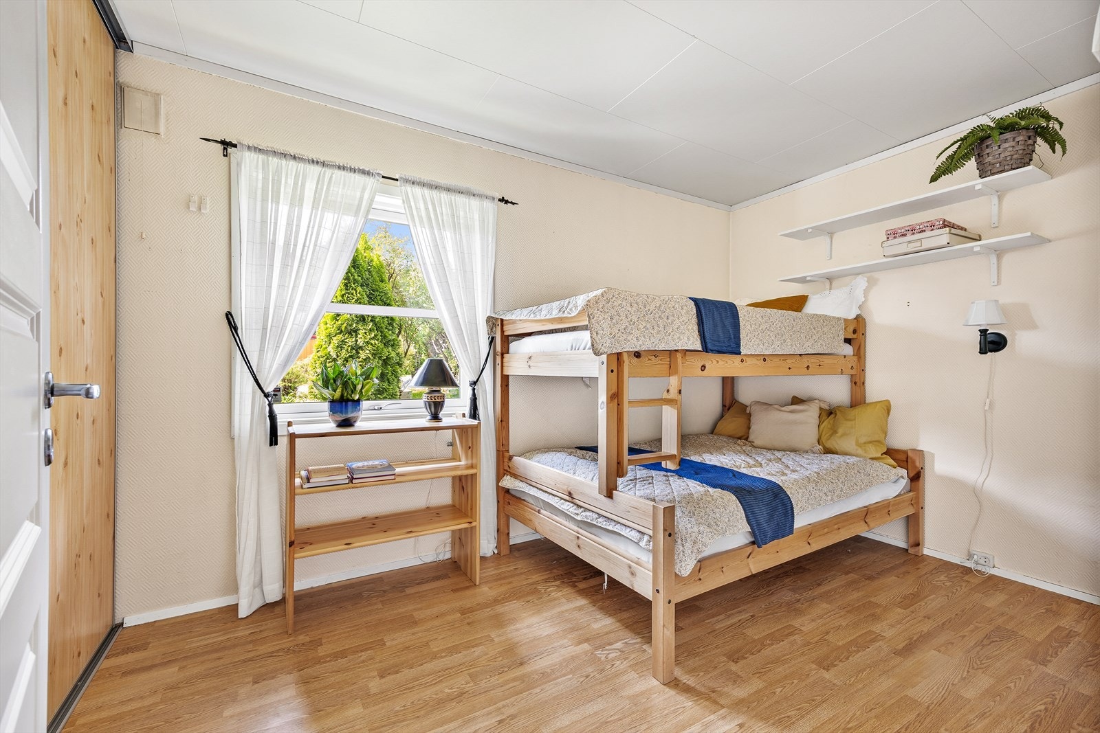 Soverom i første etasje med plass til både seng og garderobe gir en privat og rolig sone. Galleribilde