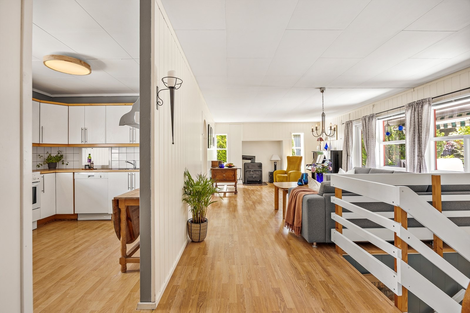 Åpen planløsning mellom kjøkken og stue gir rom for sosialt samvær og familieliv. Galleribilde