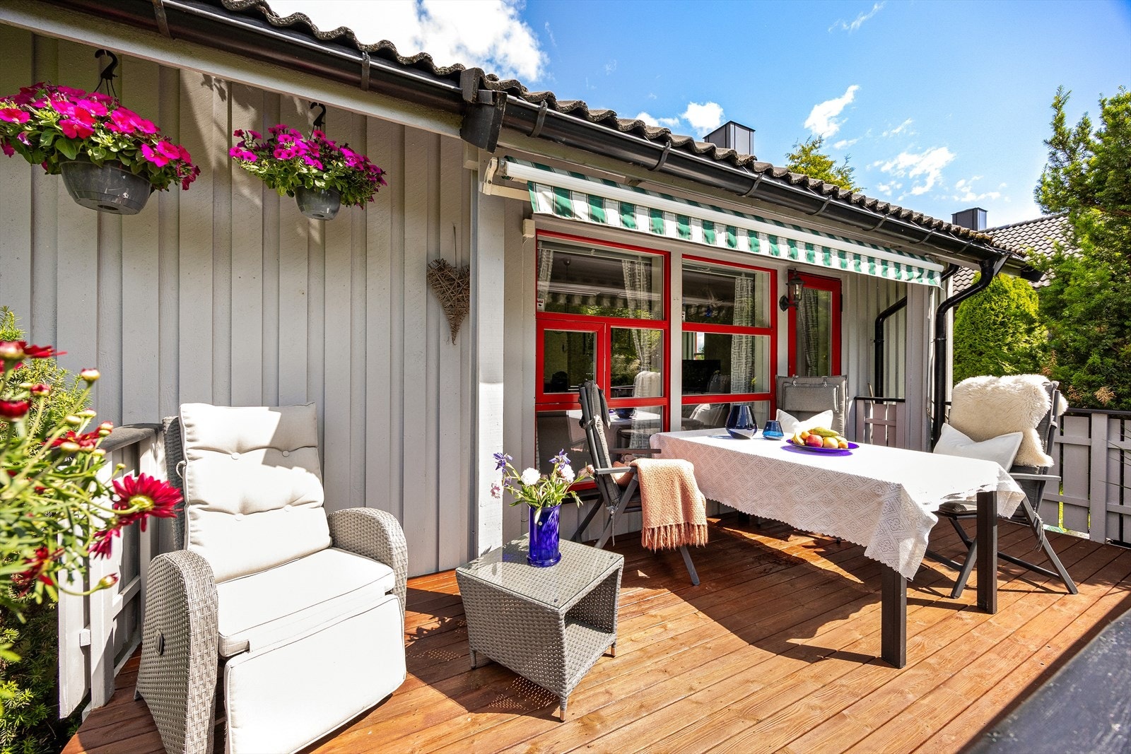 Sørvestvendt terrasse på 14m², nylig overflatebehandlet, perfekt for hyggelige sammenkomster og utemåltider. Galleribilde