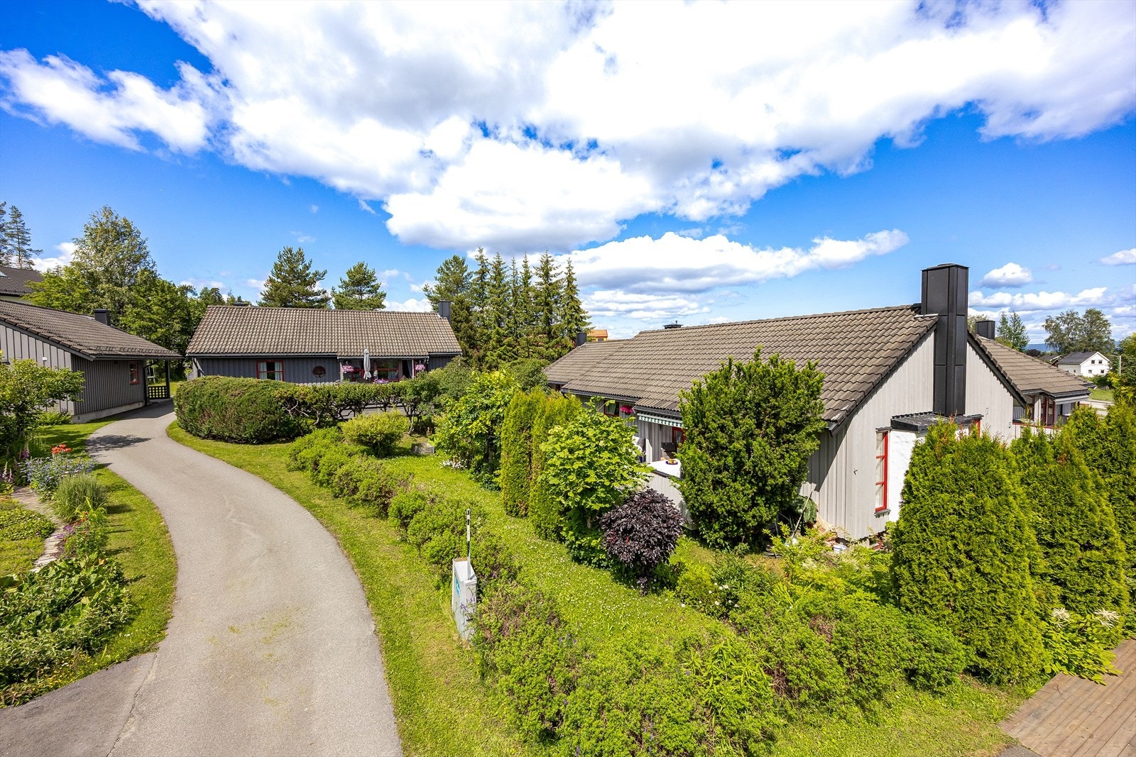 Velholdt enebolig med klassisk saltak og frodig hage som gir privatliv og trivsel. Galleribilde