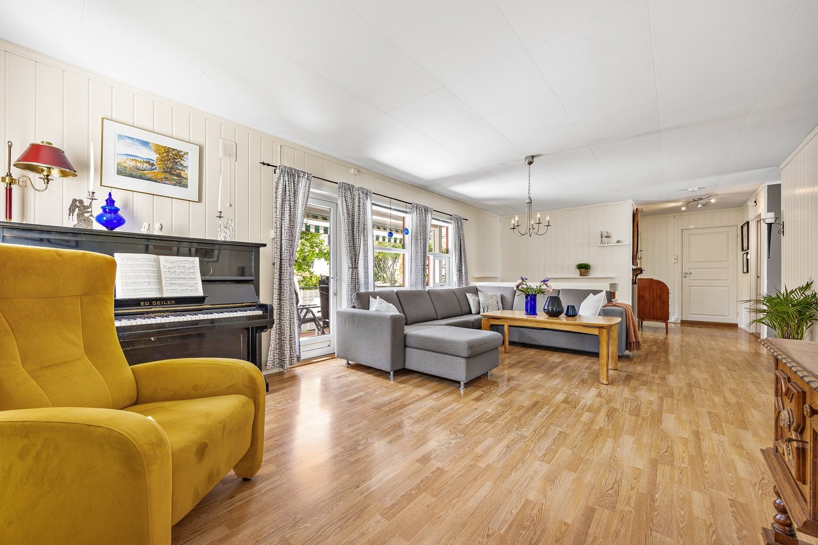 Sosialt allrom med store vindusflater og fleksibel møbleringsløsning for hele familien. Galleribilde