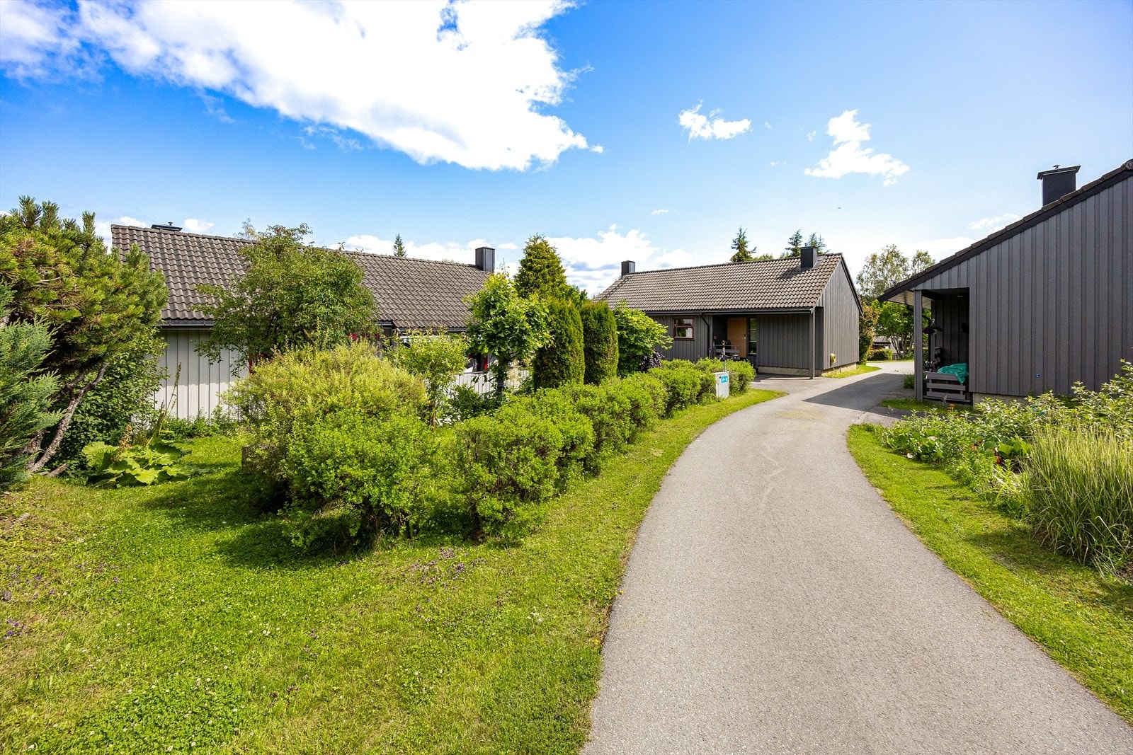 Trygt og barnevennlig bomiljø med stille veier og gode oppvekstvilkår i etablert nabolag. Galleribilde