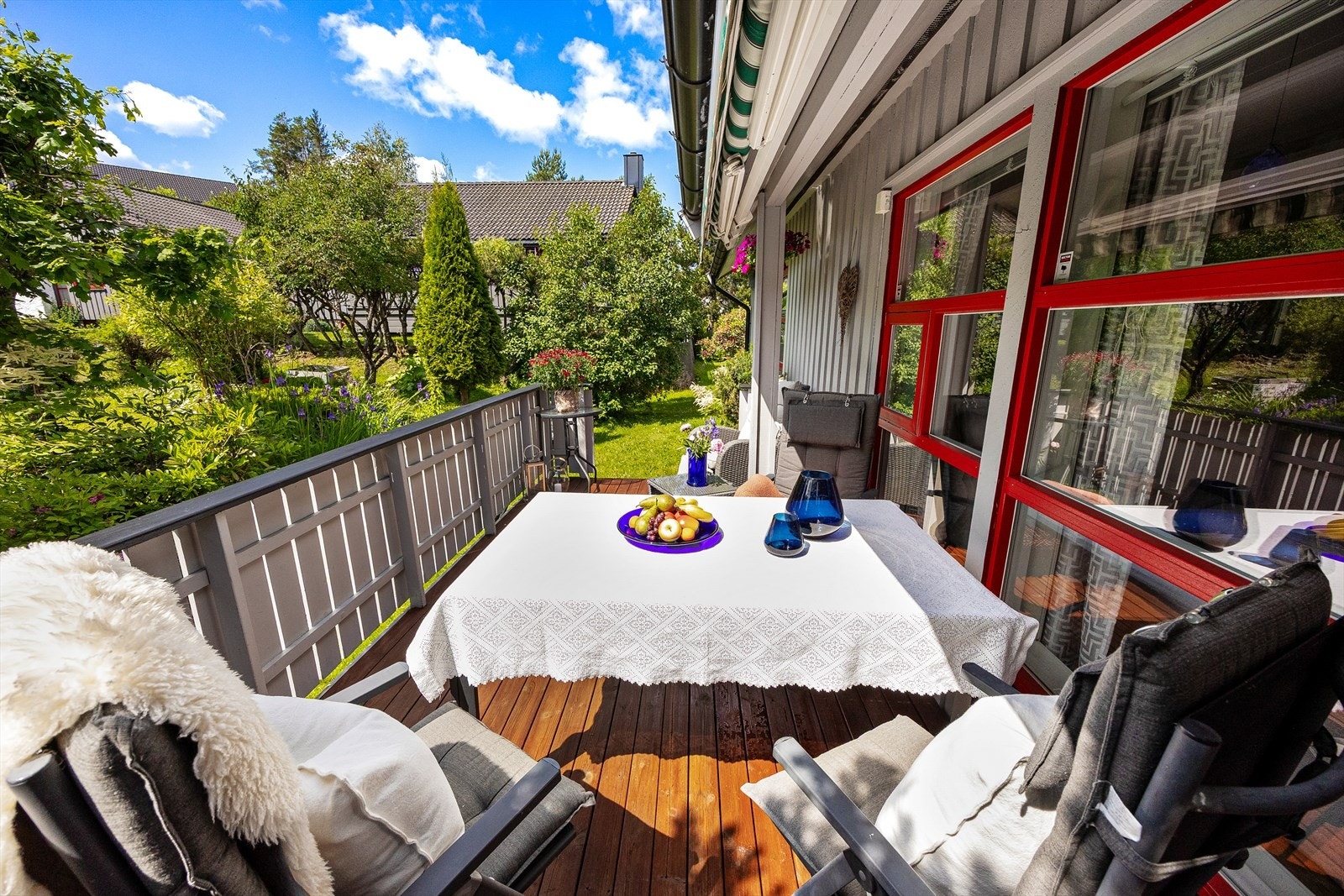 Terrassen gir mulighet for både avslapning og hyggelige utemiddager i grønne omgivelser. Galleribilde