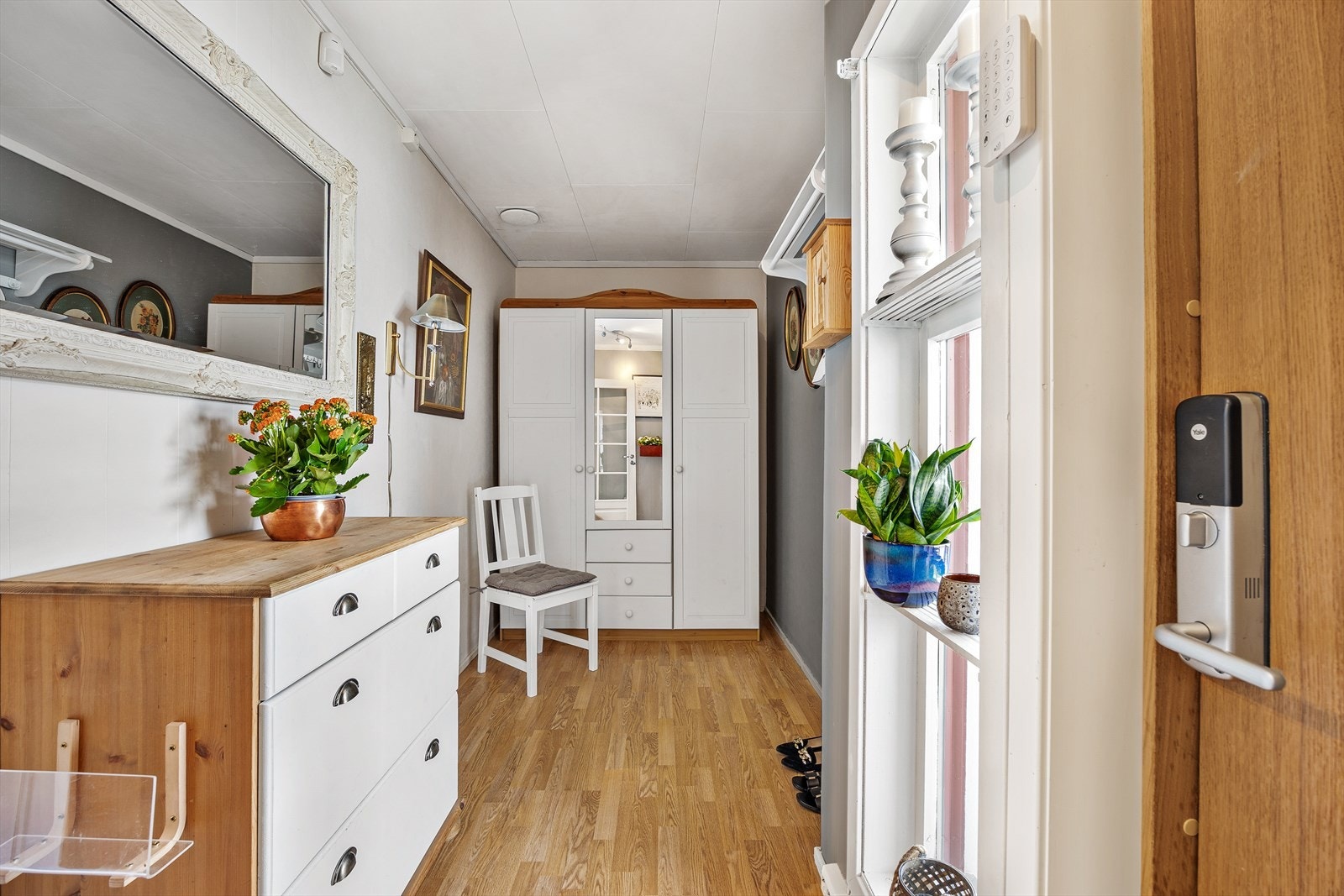 Lys og åpen entré med vindusfelt, ideell for å skape en innbydende atmosfære. Galleribilde