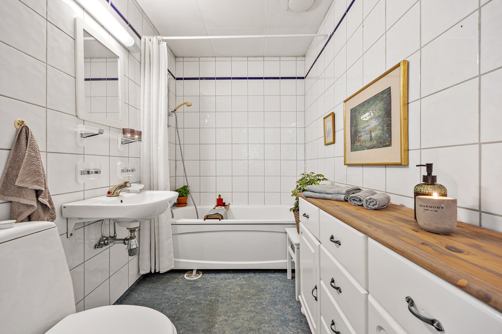 Badekar og servant med speil gir badet en funksjonell og innbydende løsning. Galleribilde