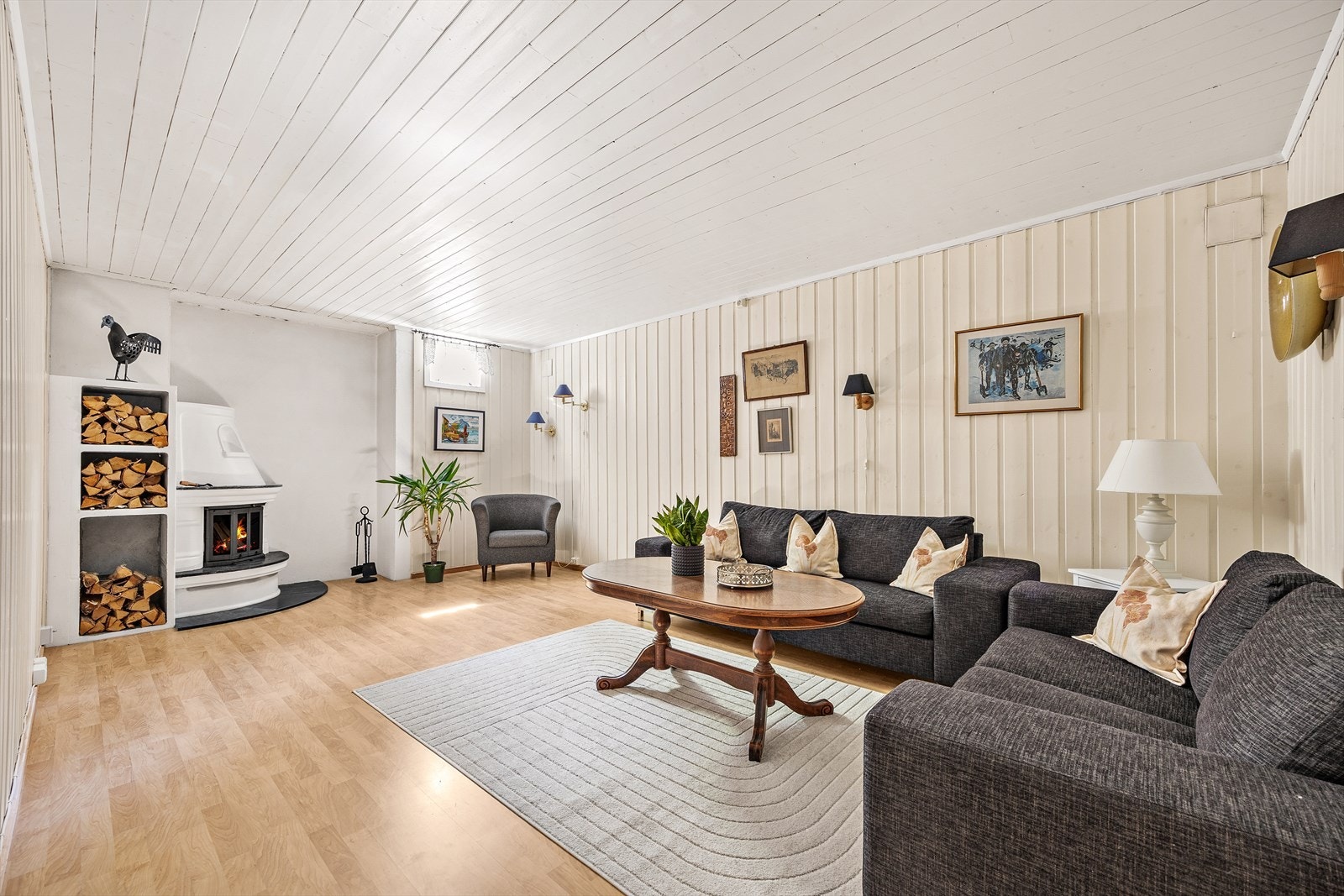 Innredet rom brukes som en romslig kjellerstue. Galleribilde