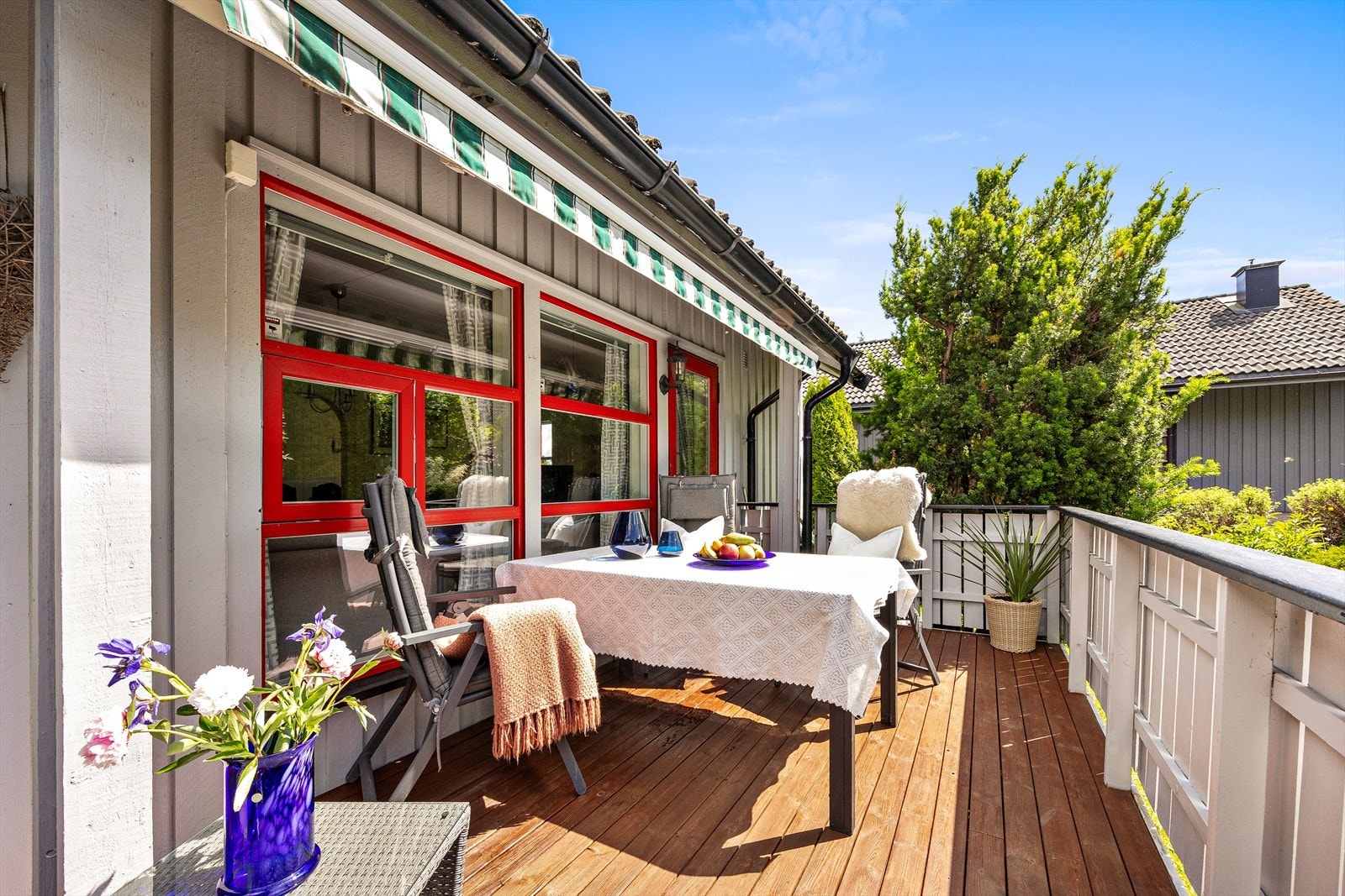 Terrassen på 14m² er perfekt for utemøbler og grill, med gode solforhold store deler av dagen. Galleribilde