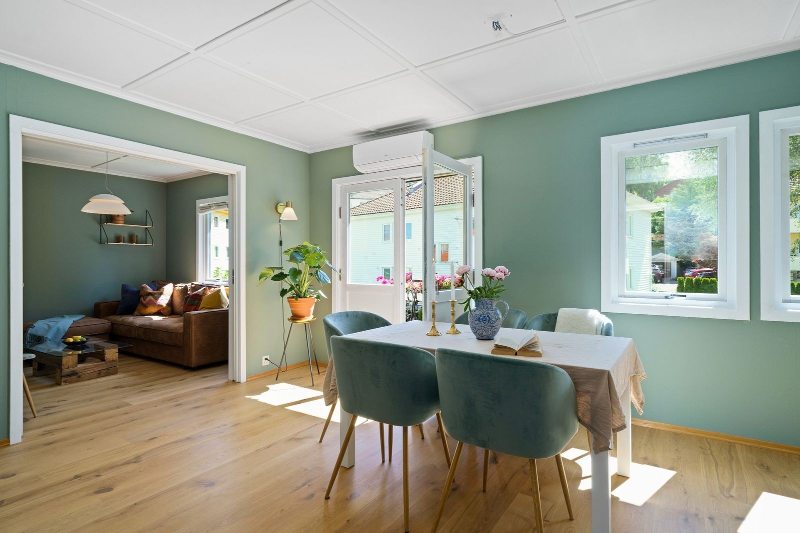 Stuen er romslig og stor på ca 30m² med store vindusflater som gir rikelig med naturlig lysinnslipp, og fransk balkong. Galleribilde