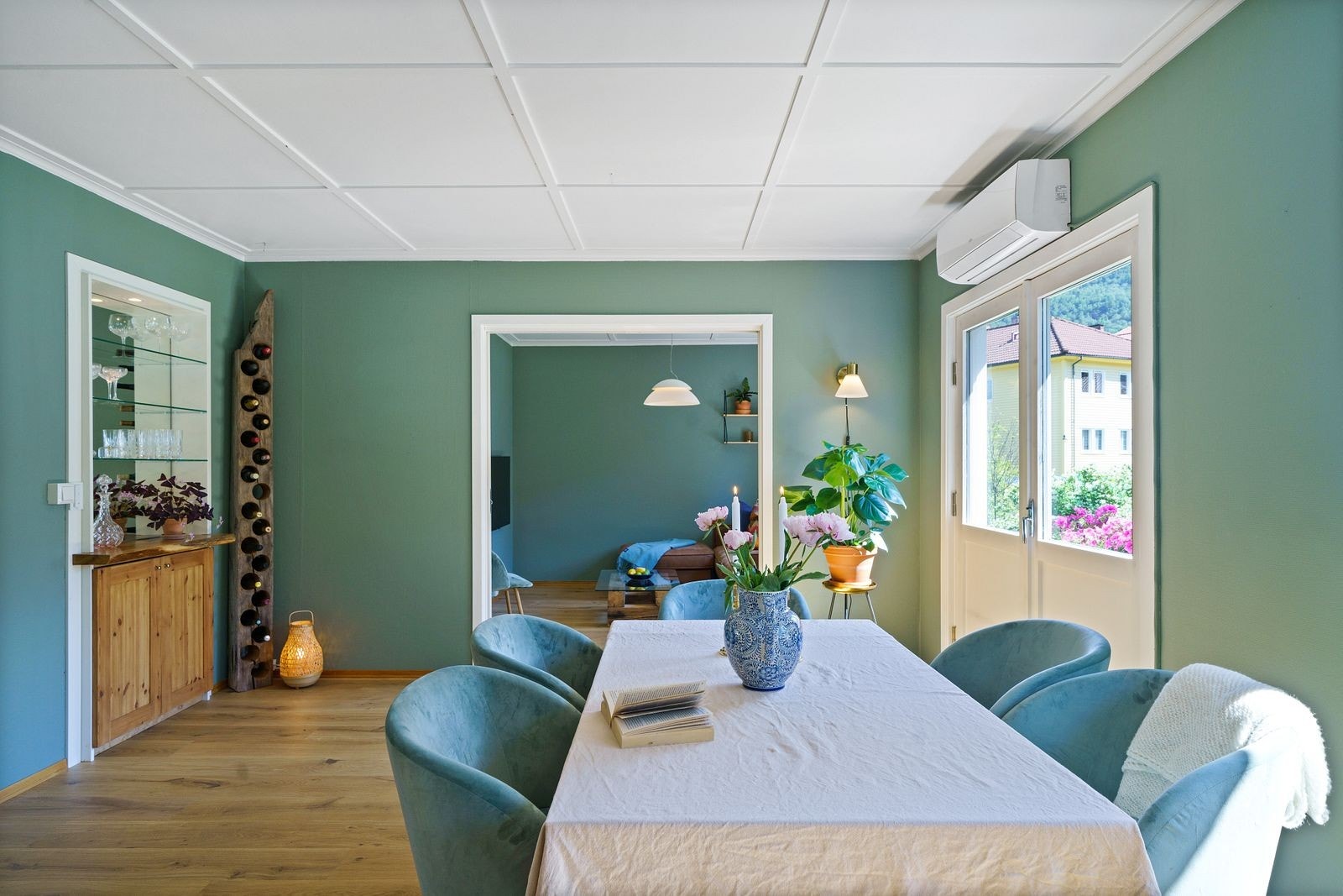 Stuen har gode innredningsmuligheter og god plass til spisebord - her har også selger laget til en kul barløsning hvor døren var tidligere. Galleribilde