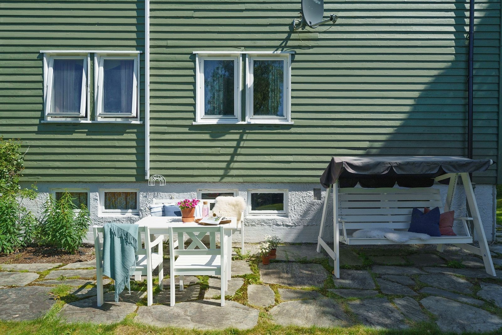 Borettslaget har et pent uteareal som er opparbeidet med skiferheller, gressplen og ulike soner -perfekt for de solfylte dager og varme sommerkvelder. Galleribilde