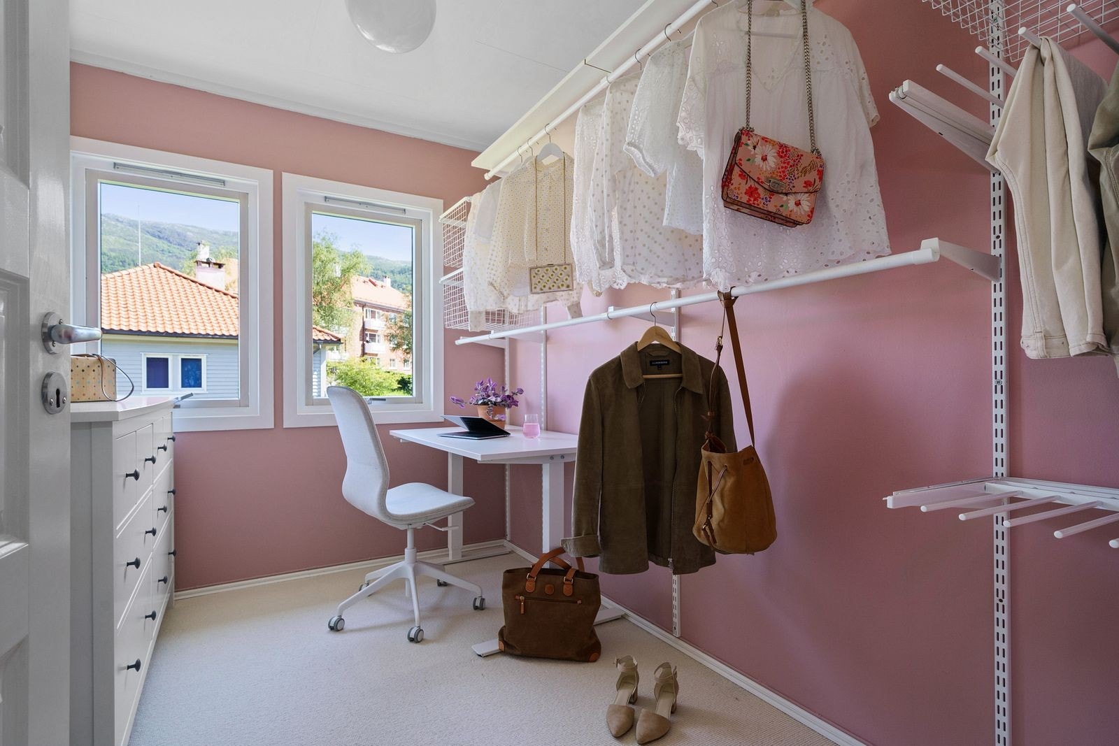 Vegg i vegg ligger leilighetens andre soverom som er målt til 6,7m² som idag brukes som soverom/kontor av dagens eier. Fra begge soverommene har man fin utsikt mot Ulriken. Galleribilde