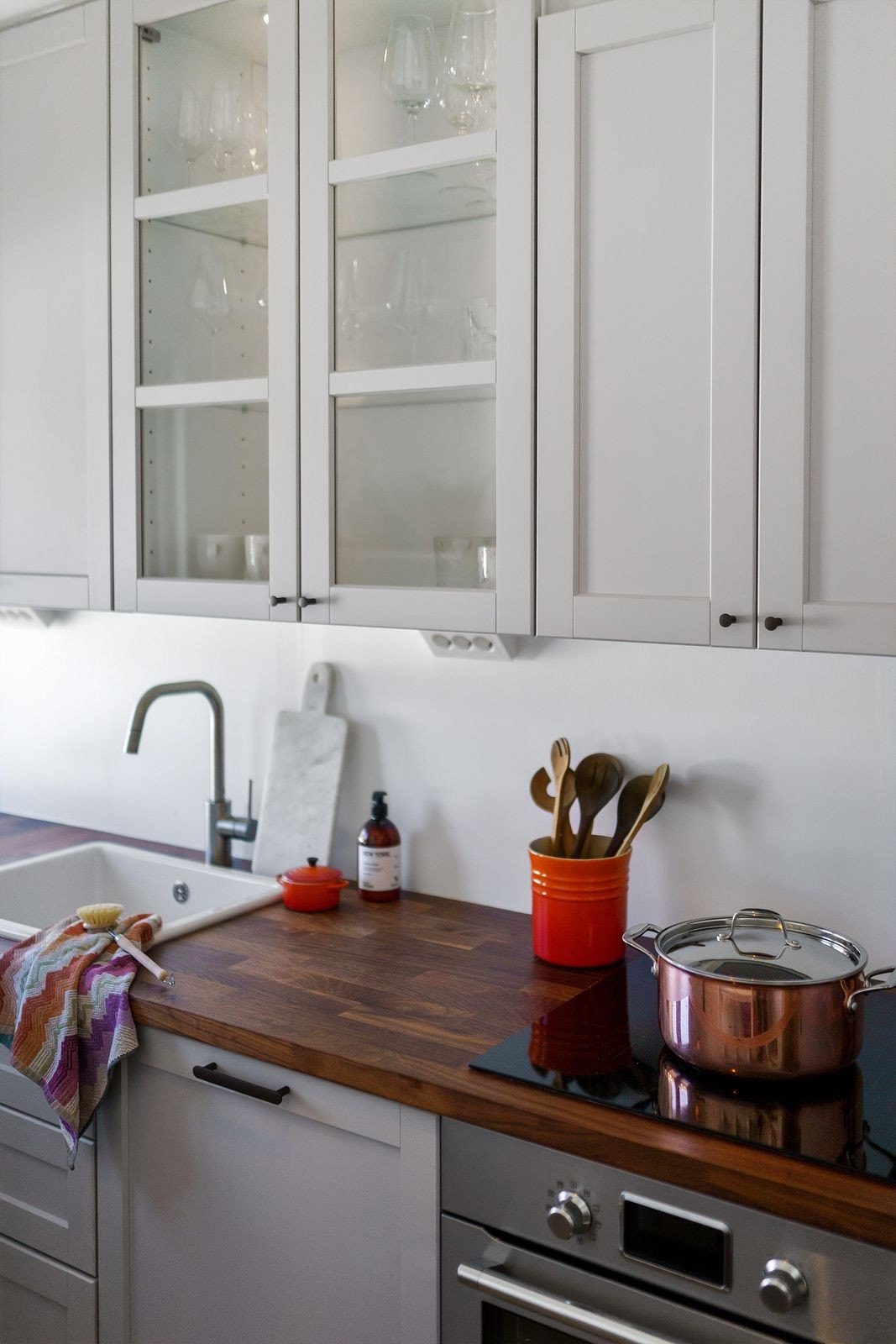 Kjøkkenet er godt utnyttet med både skap og benkeplass. Galleribilde