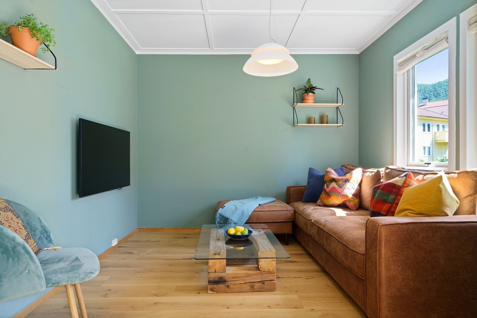 Soverommet blir i dag brukt som en del av stuen, og har god plass til sofa, bord og tv. Galleribilde