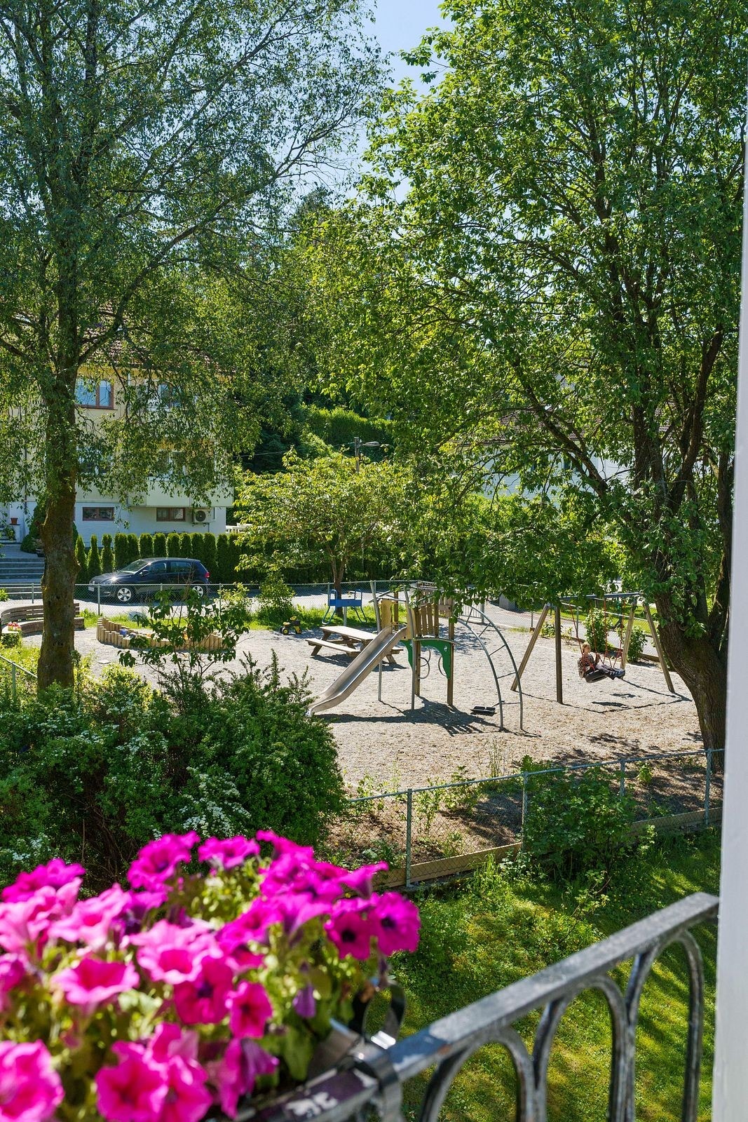 Fra den franske balkongen har man en grønn og hyggelig utsikt mot lekeplassen Galleribilde