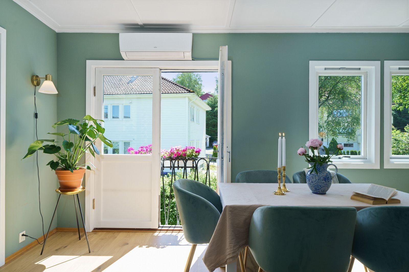 Overflatene er pene med fin enstavs eikeparkett på gulv, malte slette vegger i fine fargetoner og legg merke til detaljene i taket. Galleribilde