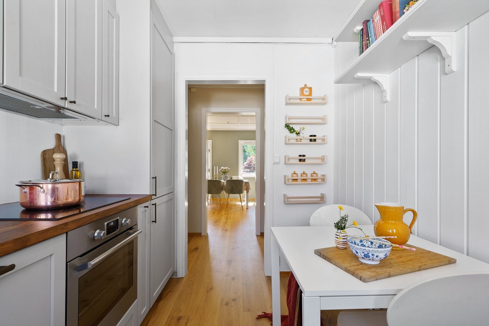 Ved kjøkkenet har man også plass til et spisebord Galleribilde