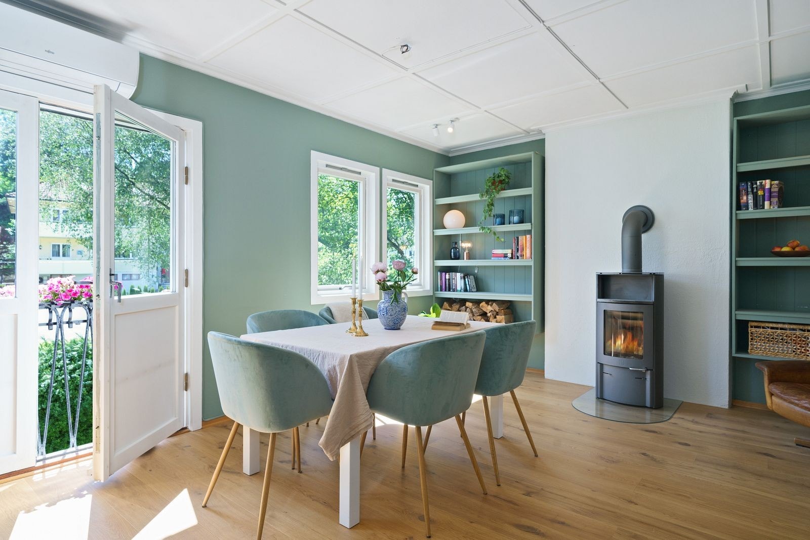 Leiligheten har en gjennomgående god standard og planløsning, med blant annet egen spisestue hvor man har gode oppvarmingsmuligheter via varmepumpe og vedovn. Galleribilde