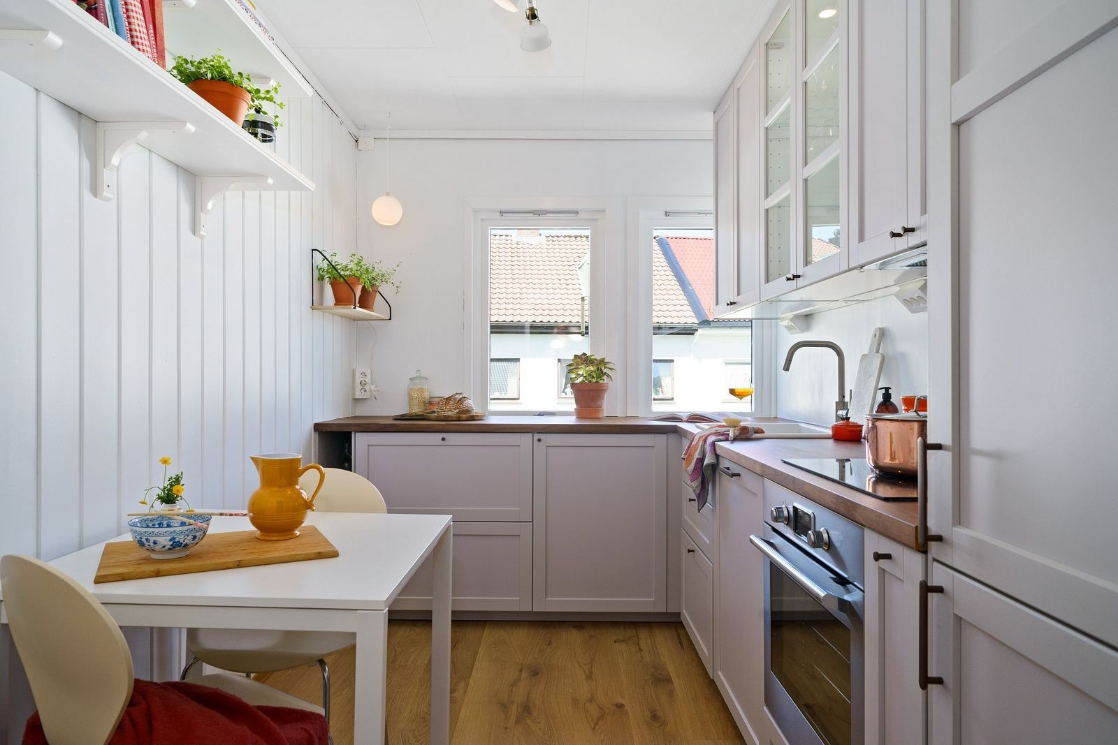 Kjøkkenet ble modernisert i 2021 med et moderne og stilrent uttrykk, med lyse profilerte fronter, benkeplate i laminat og integrerte hvitevarer. Galleribilde