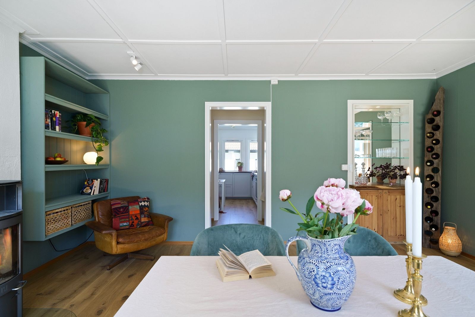 Fra stuen kommer man videre til gangen og kjøkkenet. Galleribilde