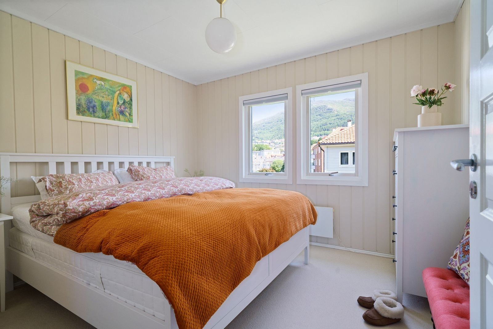 Hovedsoverommet er av god størrelse og måler over 10m². Her er det god plass til å innrede med både dobbeltseng og garderobeskap. Her er det lagt behagelig teppe på gulv og overflatene er malt i fine farger. Galleribilde