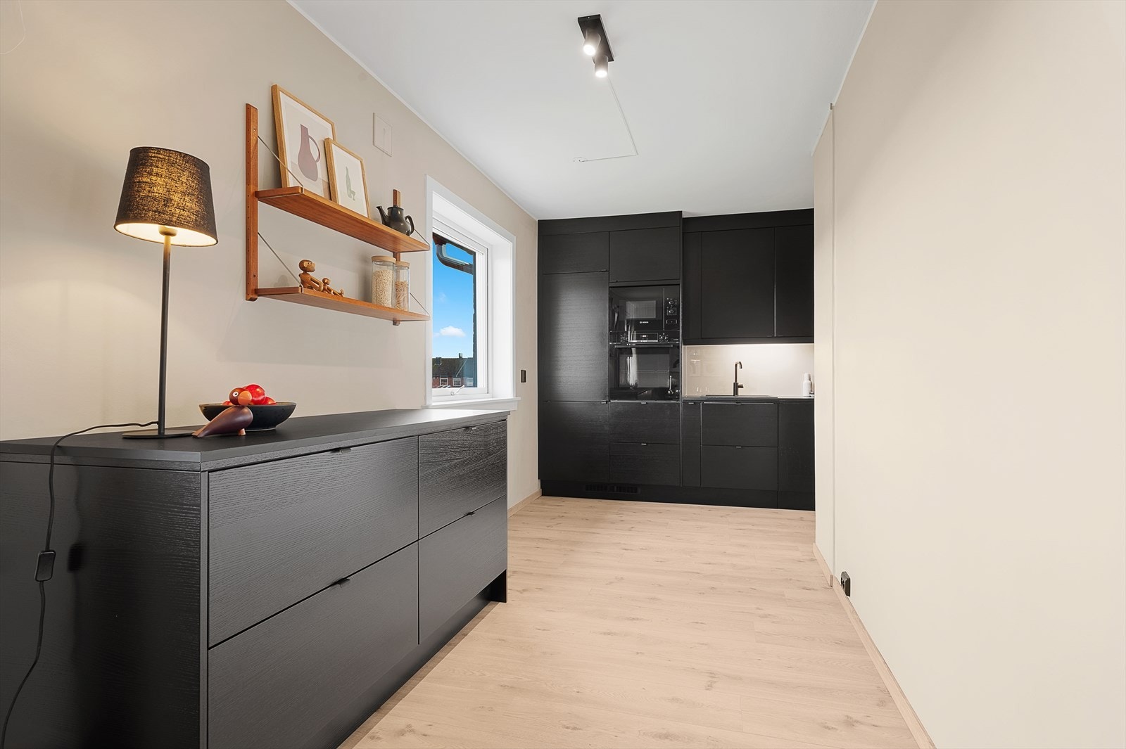 Kjøkkenet er fra Epoq (2021) med integrerte hvitevarer som medfølger i salget Galleribilde