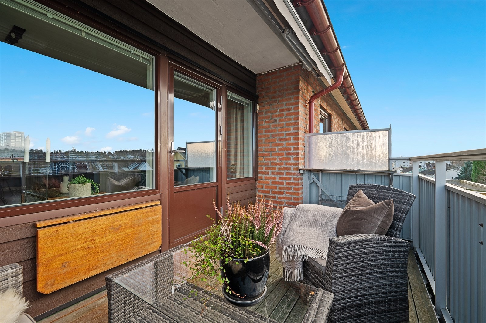 Balkongen har utgang fra stuen med fine solforhold og gode møbleringsmuligheter Galleribilde